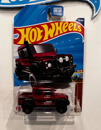 HOT WHEELS RED '15 LAND ROVER DEFENDER DOUBLE CAB
