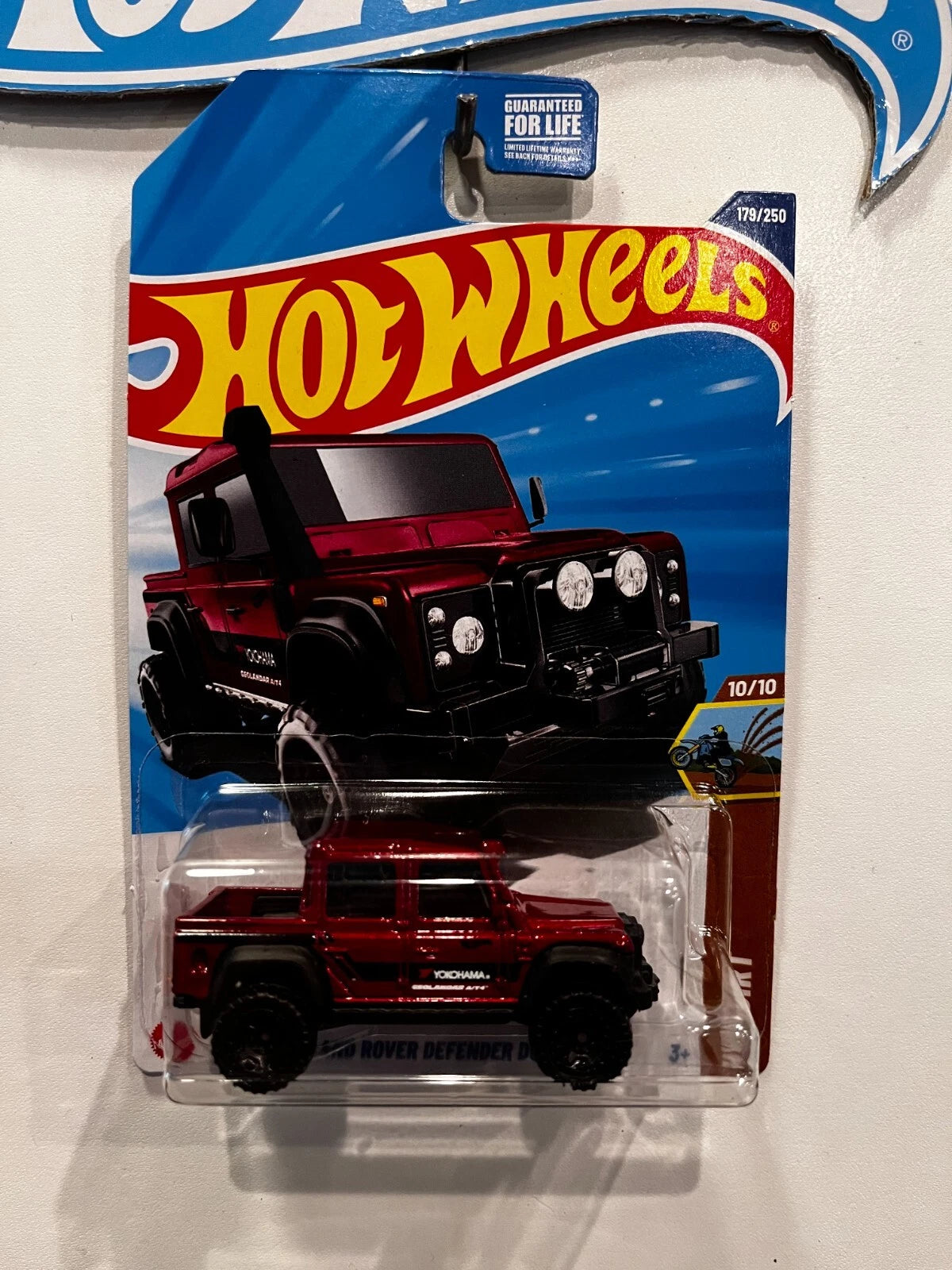 HOT WHEELS RED '15 LAND ROVER DEFENDER DOUBLE CAB